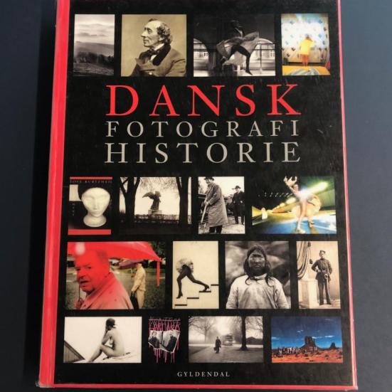 Forside af bogen "Dansk Fotografihistorie"