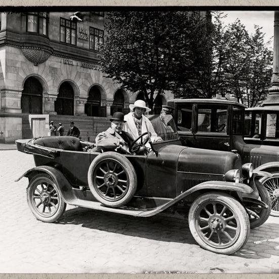 Fotografi af Millionær Harald Plum i sin bil på Nytorv. Fotograf Holger Damgaard