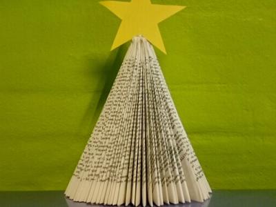 Juletræ foldet af bog